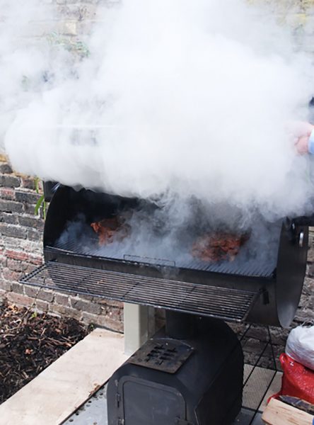 BBQ Entertainment N Catering, Enn Tobreluts BBQ Ahi Kahe Korstnaga 2