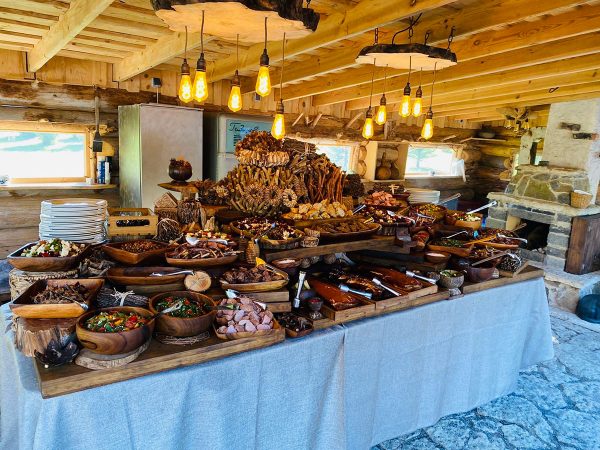 BBQ Entertainmnet Ncatering Enn Tobreluts Catering Buffee (4)