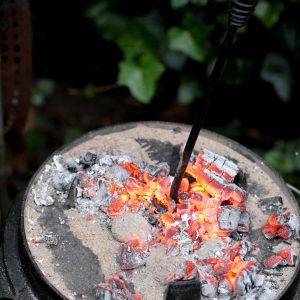 EAN 7081266786580 VALHAL Malmist Potikaane Tõstja : BBQ Accessory Lid Lifter For Dutch Ovens